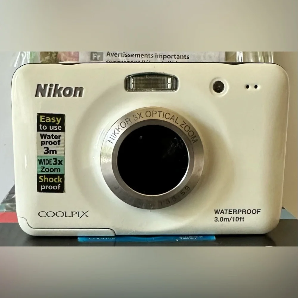 Nikon Coolpix White S30 10.1MP Waterproof Shockproof Digital Camera UNTESTED